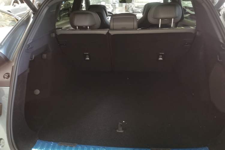 Used Lynk & Co 08 EM-P 2025 220 km All-Wheel-Drive Performance Halo Trunk