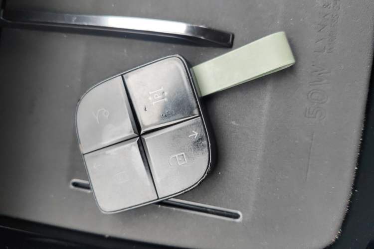 Used Lynk & Co 08 EM-P 2025 220 km All-Wheel-Drive Performance Halo Vehicle Key