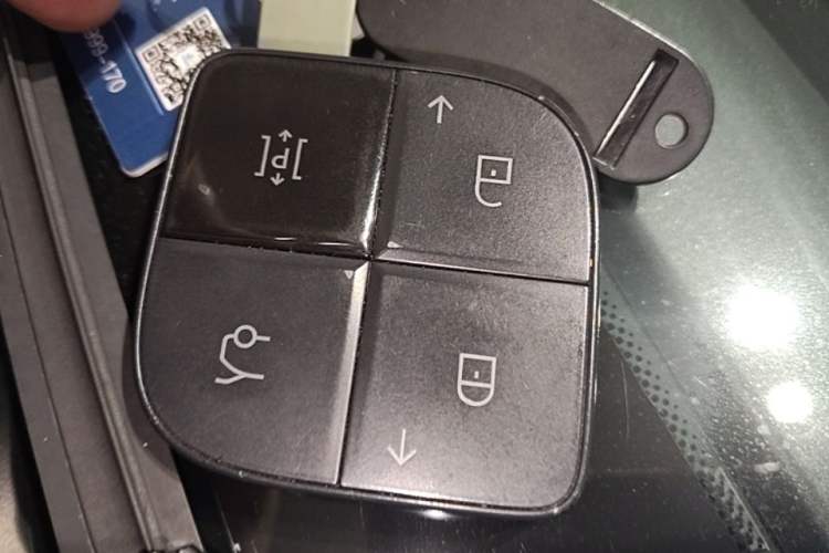 Used Lynk & Co 08 EM-P 2025 220 km All-Wheel-Drive Performance Halo Vehicle Key
