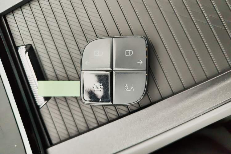 Used Lynk & Co 08 EM-P 2025 220 km All-Wheel-Drive Performance Halo Vehicle Key