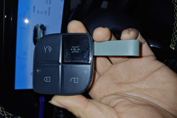 Used Lynk & Co 08 EM-P 2025 220 km All-Wheel-Drive Performance Halo Vehicle Key