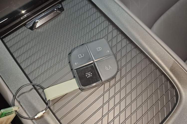 Used Lynk & Co 08 EM-P 2025 220 km All-Wheel-Drive Performance Halo Vehicle Key