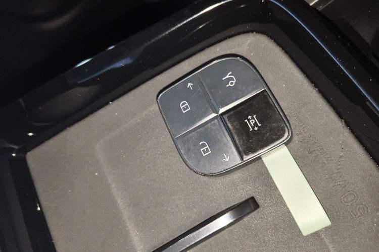Used Lynk & Co 08 EM-P 2025 220 km All-Wheel-Drive Performance Halo Vehicle Key