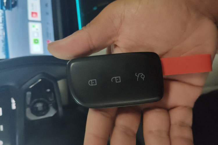 Used Lynk & Co 08 EM-P 2025 220 km All-Wheel-Drive Performance Halo Vehicle Key