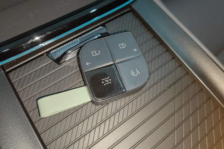 Used Lynk & Co 08 EM-P 2025 220 km All-Wheel-Drive Performance Halo Vehicle Key