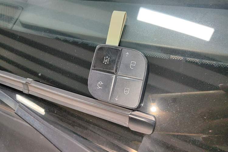 Used Lynk & Co 08 EM-P 2025 220 km All-Wheel-Drive Performance Halo Vehicle Key