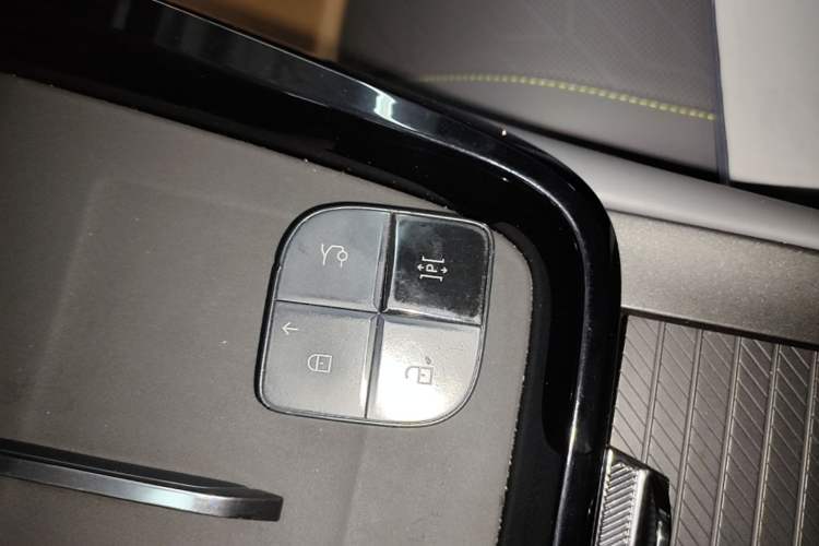 Used Lynk & Co 08 EM-P 2025 220 km All-Wheel-Drive Performance Halo Vehicle Key