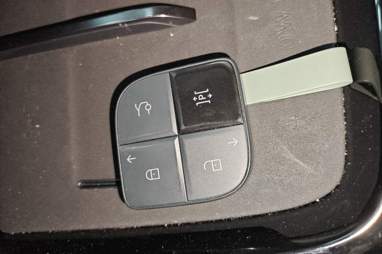 Used Lynk & Co 08 EM-P 2025 220 km All-Wheel-Drive Performance Halo Vehicle Key