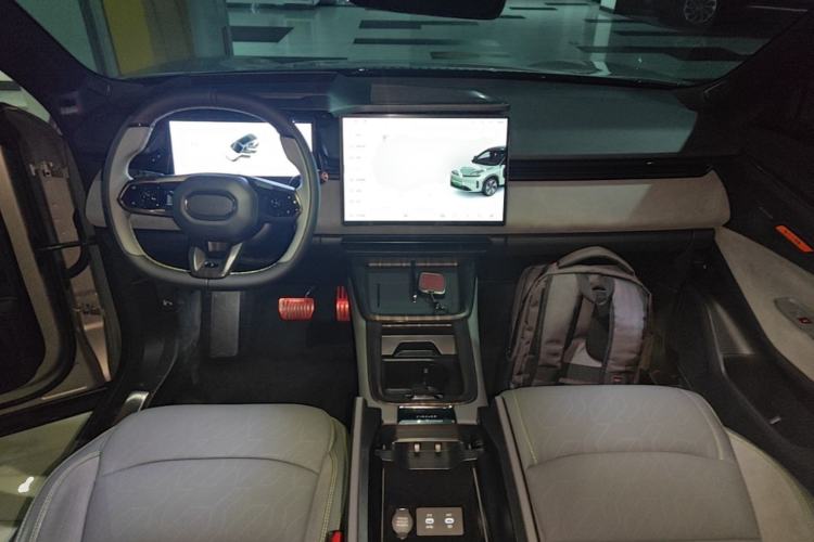Used Lynk & Co 08 EM-P 2025 220 km All-Wheel-Drive Performance Halo Center Console