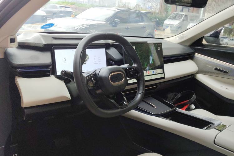Used Lynk & Co 08 EM-P 2025 220 km All-Wheel-Drive Performance Halo Center Console