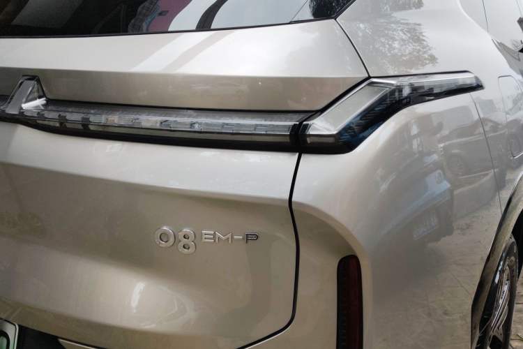 Used Lynk & Co 08 EM-P 2025 220 km All-Wheel-Drive Performance Halo Exterior 3
