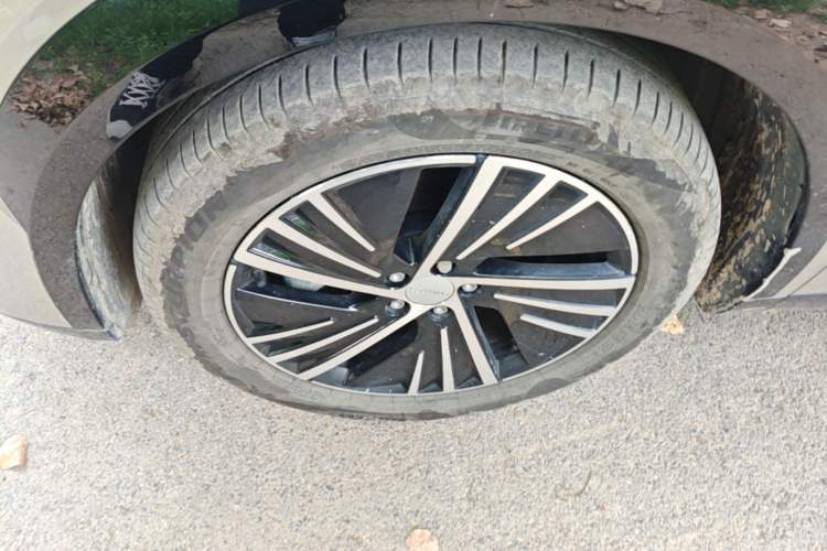 Used Lynk & Co 08 EM-P 2025 120km Long-Range Halo Exterior 4
