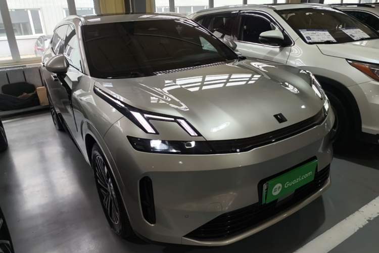 Used Lynk & Co 08 EM-P 2025 120km Long-Range Pro Front Right 45 Deg