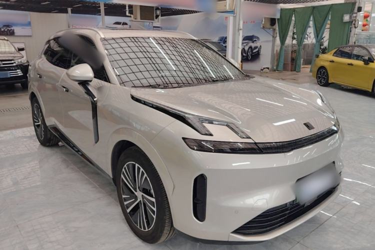 Used Lynk & Co 08 EM-P 2025 120km Long-Range Plus Front Right 45 Deg