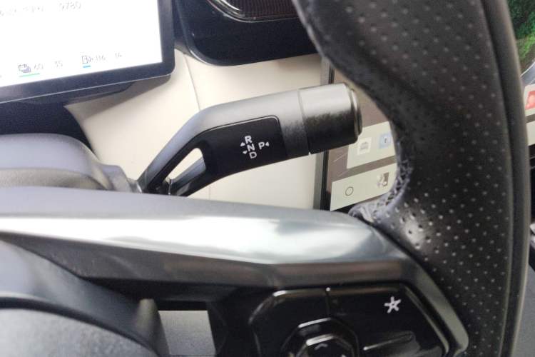 Used Lynk & Co 08 EM-P 2025 220 km All-Wheel-Drive Performance Halo Gear Lever