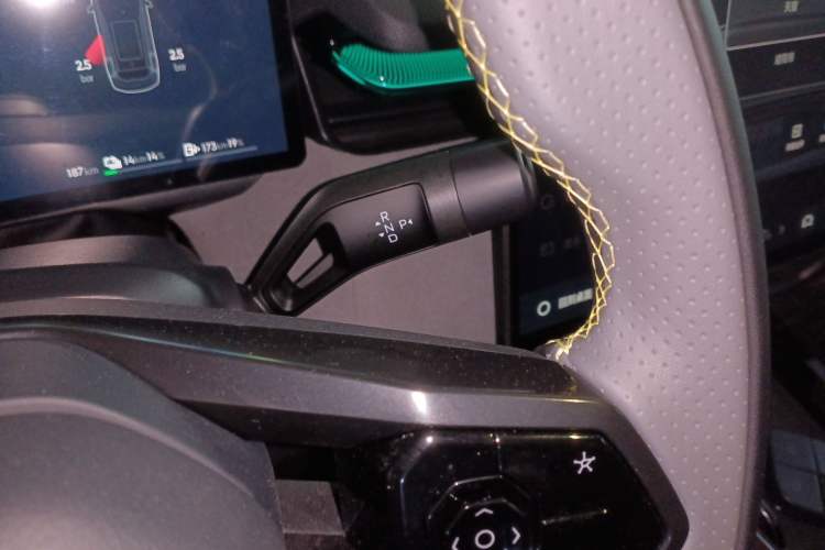 Used Lynk & Co 08 EM-P 2025 120km Long-Range Pro Gear Lever