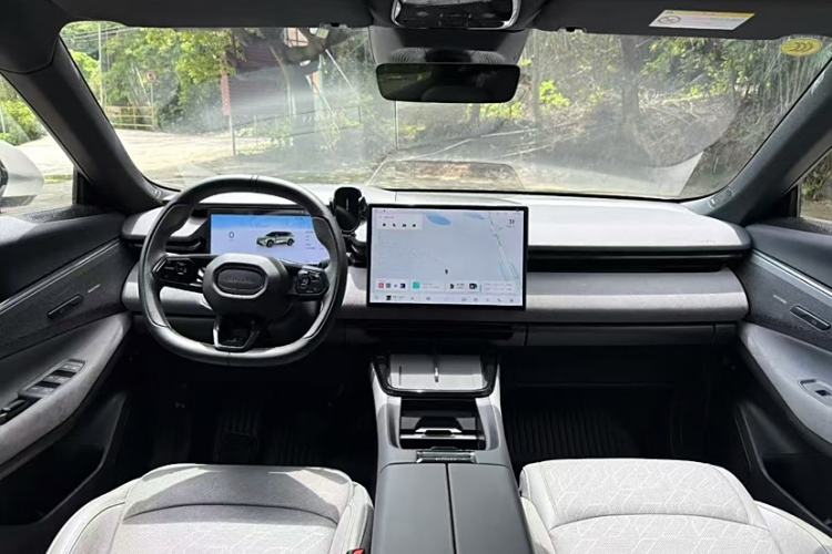 Used Lynk & Co 08 EM-P 2025 120km Long-Range Pro Interior 1