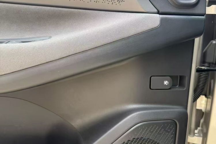 Used Lynk & Co 08 EM-P 2025 120km Long-Range Pro Interior 5