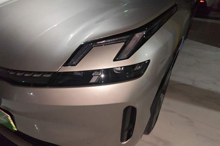 Used Lynk & Co 08 EM-P 2025 220 km All-Wheel-Drive Performance Halo Left Front Headlight