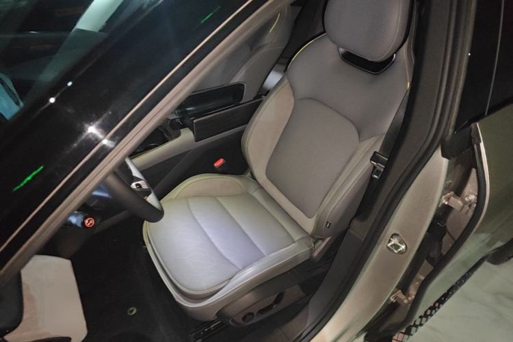 Used Lynk & Co 08 EM-P 2025 220 km All-Wheel-Drive Performance Halo Left Front Seat