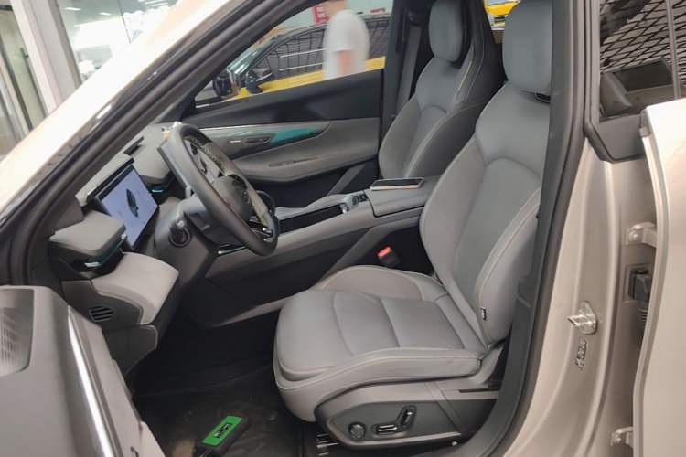 Used Lynk & Co 08 EM-P 2025 120km Long-Range Plus Left Front Seat