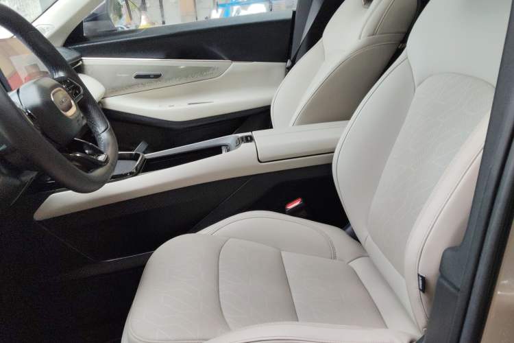 Used Lynk & Co 08 EM-P 2025 220 km All-Wheel-Drive Performance Halo Left Front Seat
