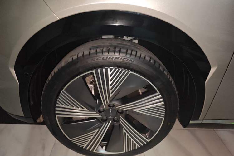Used Lynk & Co 08 EM-P 2025 220 km All-Wheel-Drive Performance Halo Left Front Wheel Hub