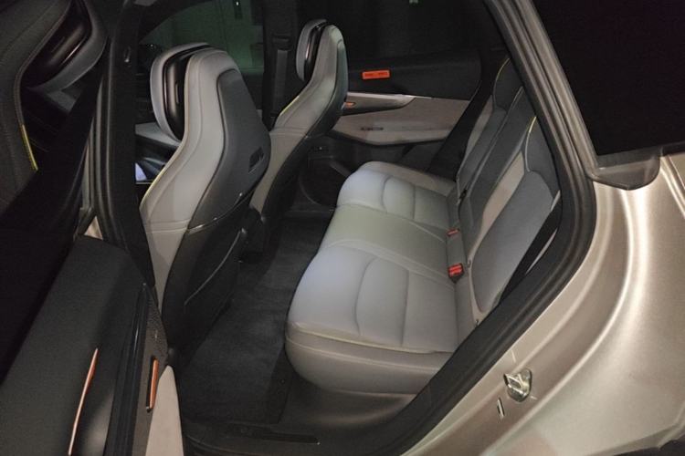 Used Lynk & Co 08 EM-P 2025 220 km All-Wheel-Drive Performance Halo Left Rear Seat