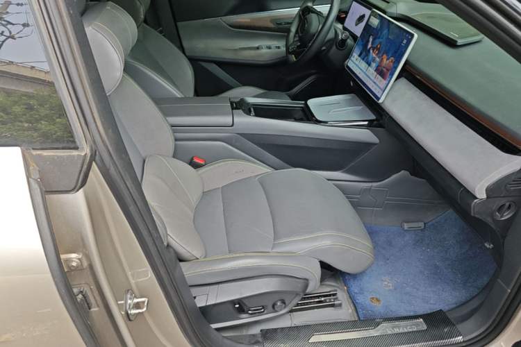 Used Lynk & Co 08 EM-P 2025 120km Long-Range Halo Right Front Seat