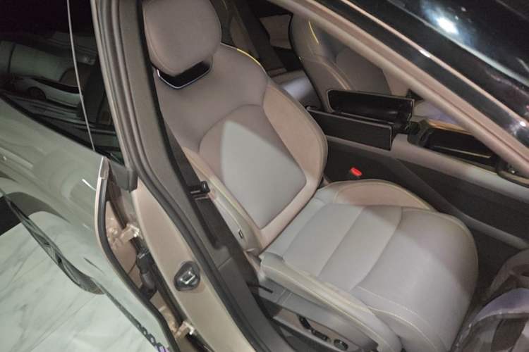 Used Lynk & Co 08 EM-P 2025 220 km All-Wheel-Drive Performance Halo Right Front Seat