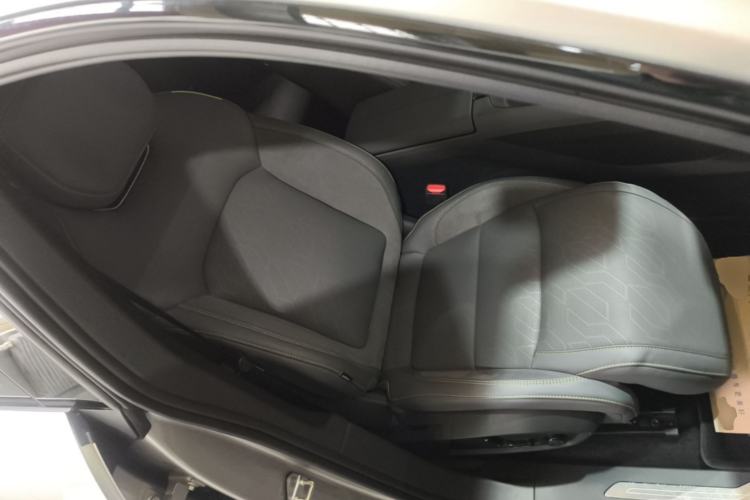 Used Lynk & Co 08 EM-P 2025 120km Long-Range Pro Right Front Seat