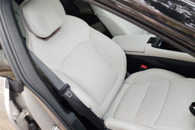 Used Lynk & Co 08 EM-P 2025 220 km All-Wheel-Drive Performance Halo Right Front Seat