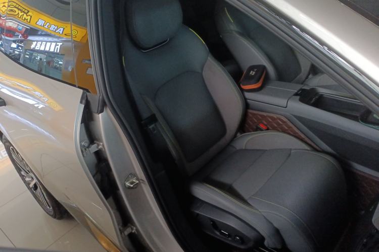 Used Lynk & Co 08 EM-P 2025 120km Long-Range Pro Right Front Seat