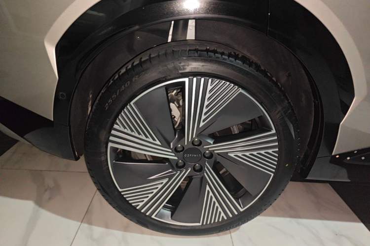 Used Lynk & Co 08 EM-P 2025 220 km All-Wheel-Drive Performance Halo Right Rear Wheel Hub