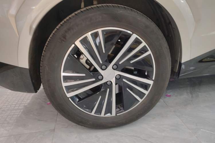 Used Lynk & Co 08 EM-P 2025 120km Long-Range Plus Right Rear Wheel Hub