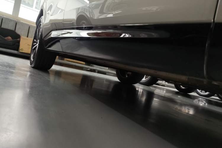 Used Lynk & Co 08 EM-P 2025 120km Long-Range Pro Right Side Sill