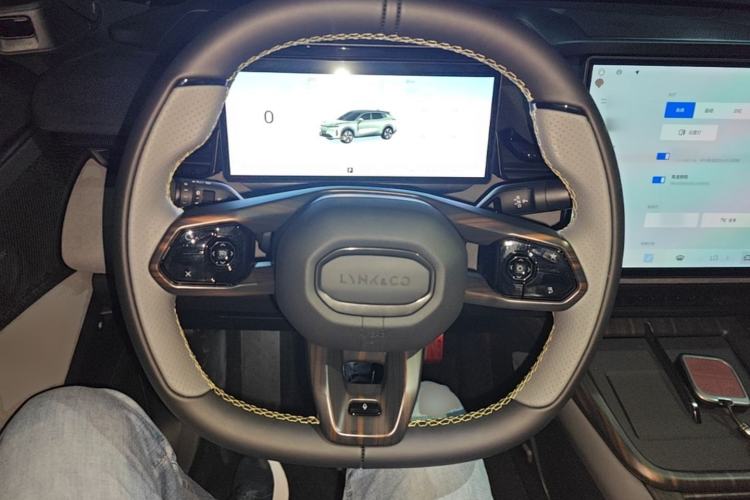 Used Lynk & Co 08 EM-P 2025 220 km All-Wheel-Drive Performance Halo Steering Wheel