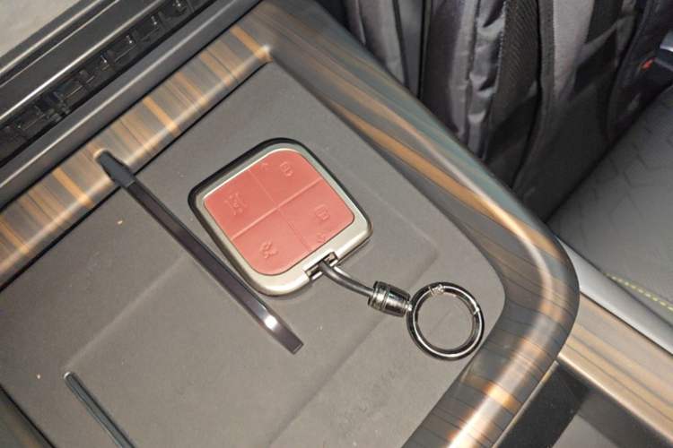 Used Lynk & Co 08 EM-P 2025 220 km All-Wheel-Drive Performance Halo Vehicle Key