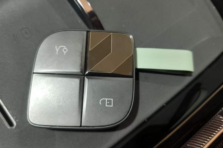 Used Lynk & Co 08 EM-P 2025 120km Long-Range Pro Vehicle Key