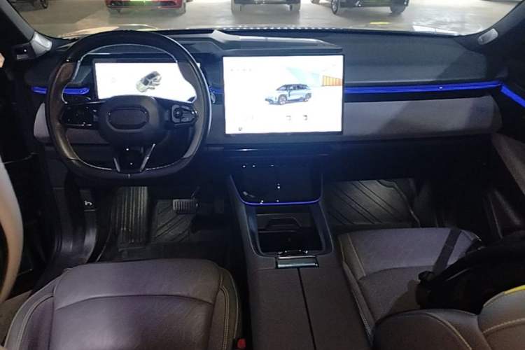 Used Lynk & Co 08 EM-P 2025 220 km All-Wheel-Drive Performance Halo Center Console