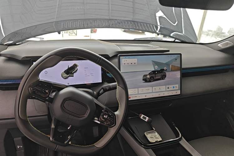 Used Lynk & Co 08 EM-P 2025 120km Long-Range Pro Center Console