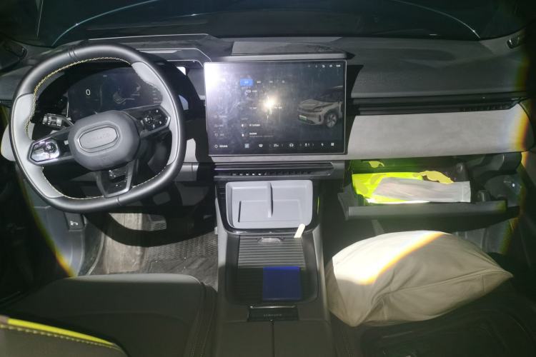 Used Lynk & Co 08 EM-P 2025 120km Long-Range Halo Center Console