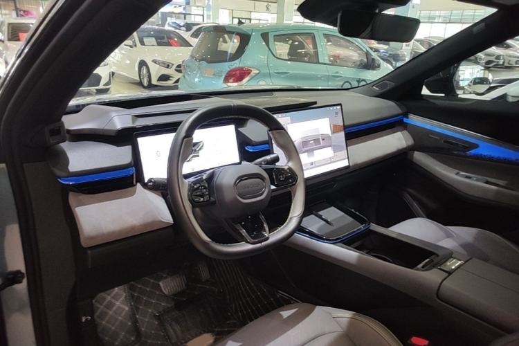 Used Lynk & Co 08 EM-P 2025 220 km All-Wheel-Drive Performance Halo Center Console