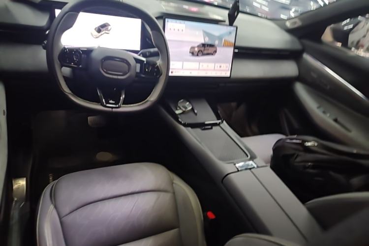 Used Lynk & Co 08 EM-P 2025 120km Long-Range Pro Center Console