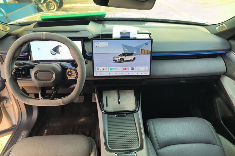Used Lynk & Co 08 EM-P 2025 220 km All-Wheel-Drive Performance Halo Center Console