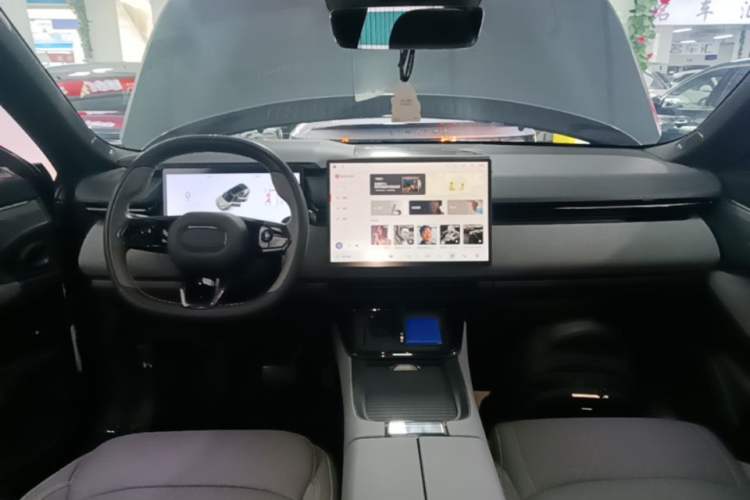 Used Lynk & Co 08 EM-P 2025 120km Long-Range Pro Center Console