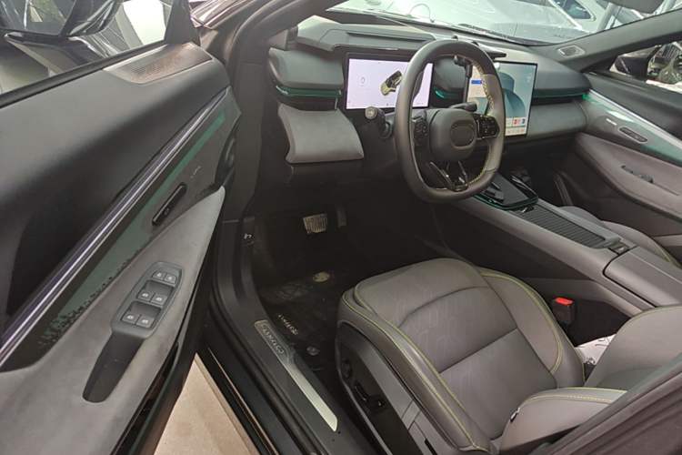 Used Lynk & Co 08 EM-P 2025 120km Long-Range Halo Driver Seat