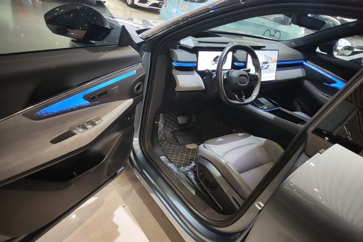 Used Lynk & Co 08 EM-P 2025 220 km All-Wheel-Drive Performance Halo Driver Seat