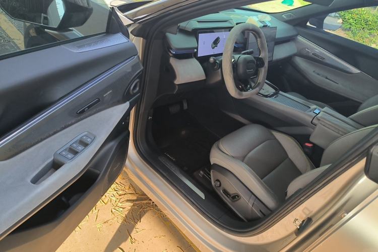 Used Lynk & Co 08 EM-P 2025 220 km All-Wheel-Drive Performance Halo Driver Seat