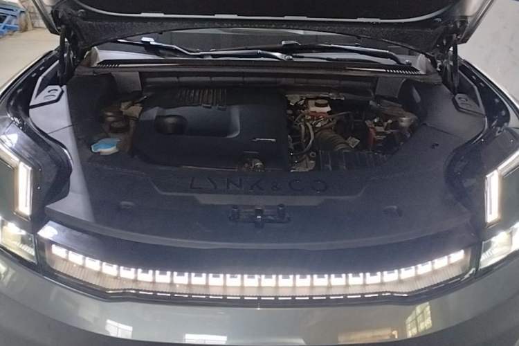 Used Lynk & Co 08 EM-P 2025 220 km All-Wheel-Drive Performance Halo Engine Bay